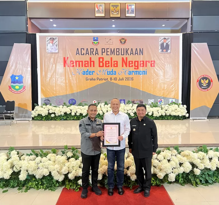 Penyerahan penghargaan kepada Ketua Pembina Forum Bumdes Merah Putih Jawa Barat, Urip Soeprianto, oleh Kepala BNPT Komjen Pol Eddy Hartono didampingi Bupati Garut Abdusy Syakur Amin sebagai bentuk apresiasi atas kontribusi dalam penguatan bela negara dan pemberdayaan pemuda, Rabu, 8 Juli 2026