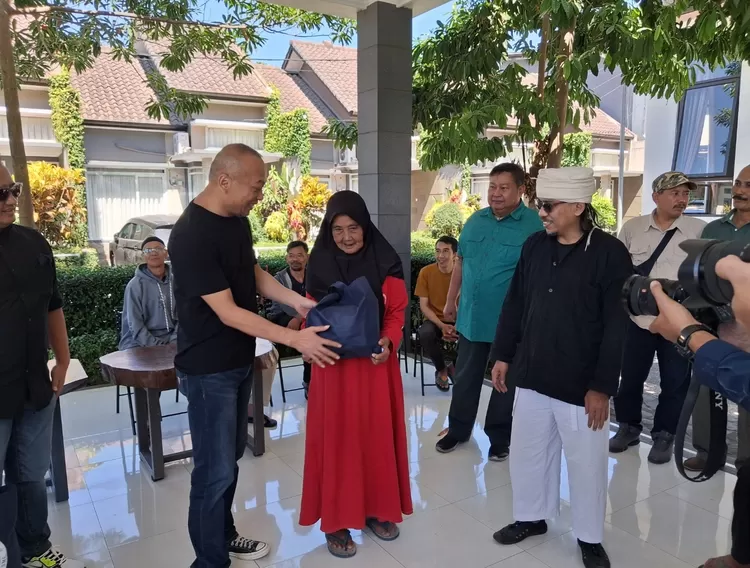 Ketua Pembina Forum Bumdes Jawa Barat Urip Soeprianto (Bos Urip) saat menyerahkan bantuan sembako secara simbolis kepada warga dalam rangka Kemah Bela Negara di Garut, Kamis 9 Juli 2026