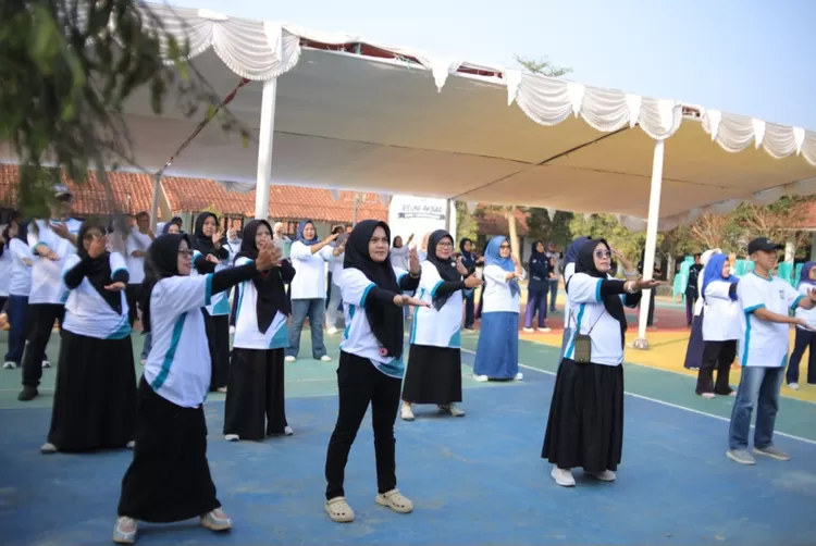 Para alumni SMPN 1 Serangpanjang mengikuti senam bersama dalam rangkaian Reuni Akbar di lingkungan sekolah, Minggu 2 Agustus 2026