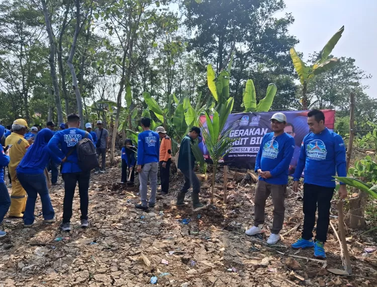 Puluhan kader Partai Demokrat Kabupaten Subang turut membantu dan menanam pohon dalam kegiatan Gerakan Langit Biru Indonesia Asri di sekitar tanggul tanah Situ Sukamelang, Kelurahan Sukamelang, Kecamatan Subang, Jumat, 21 Agustus 2026