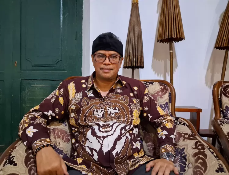 Radya Anom Keraton Sumedang Larang, Rd. Luky Djohari Soemawilaga, saat memberikan keterangan kepada awak media usai diskusi publik bertema &lsquo;Memakmurkan Kerajaan Sumedang&rsquo; di Keraton Sumedang Larang, Sabtu, 5 September 2026