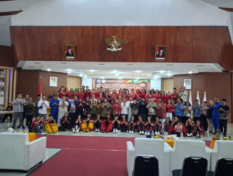 Ratusan peserta, panitia, dan pemimpin agama usai mengikuti dan menyaksikan Pagelaran Pentas Seni dan Budaya Lintas Agama FKUB Kabupaten Subang, Kamis, 10 September 2026