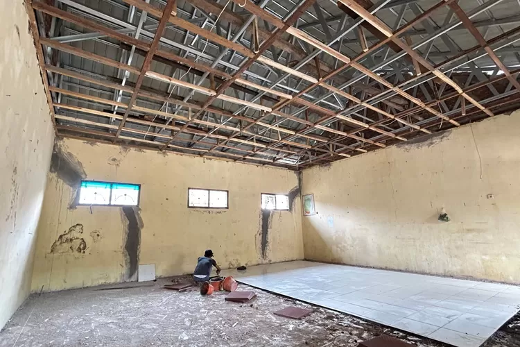Proses rehabilitasi salah satu ruang kelas SDN Binakarya, Desa Wanajaya, Kecamatan Tambakdahan, Subang, Jumat 9 Oktober 2026