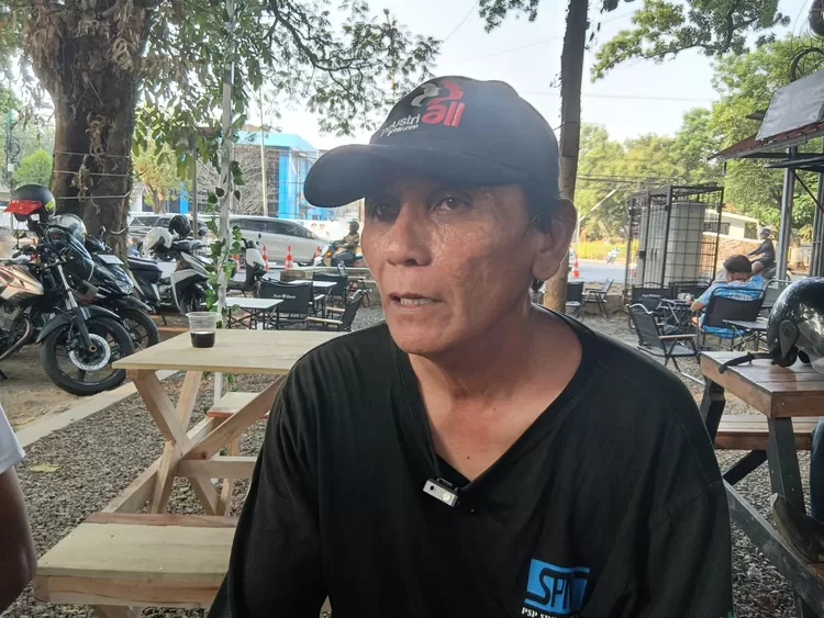 Utama Kertadria (Utom), Ketua Advokasi DPC SPN Kabupaten Subang, memberikan keterangan kepada awak media terkait dugaan intimidasi dan PHK terhadap 12 pekerja PT VinFast Automobile Indonesia di Subang, Kamis 22 Oktober 2026