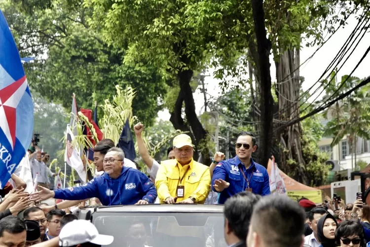 Ketua Umum Partai Koalisi Indonesia Maju (KIM) mengantar Prabowo-Gibran mendaftar pilpres 2024 ke kantor KPU - Foto: Henry Lukmanul Hakim