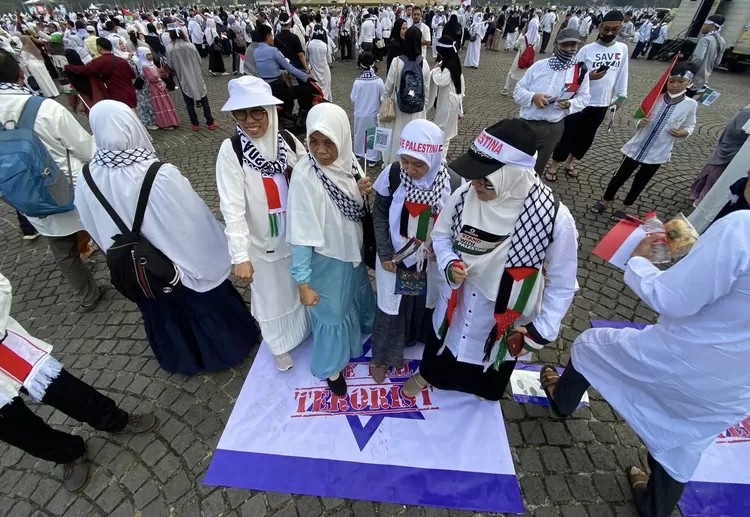 massa aksi bela Palestina di Monas menginjak-injak bendera Israel - Foto: Henry Lukmanul Hakim