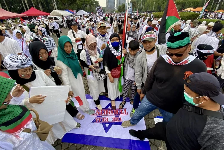 massa aksi bela Palestina di Monas menginjak-injak bendera Israel - Foto Henry Lukmanul Hakim
