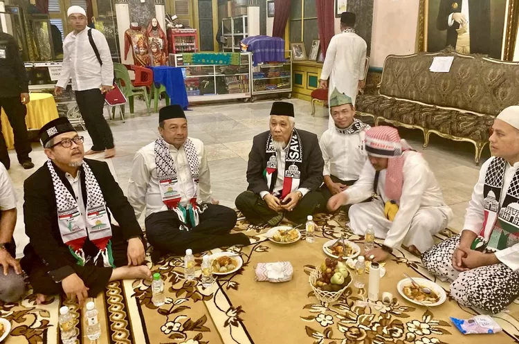 Ketua Umum PERSIS Ustaz Dr. Jeje Zaenudin bersama KH. Dr. Bachtiar Nasir serta Ulama dan Tokoh se Sumatera Utara Hadiri Aksi Bela Palestina di istana Maiumun, Medan