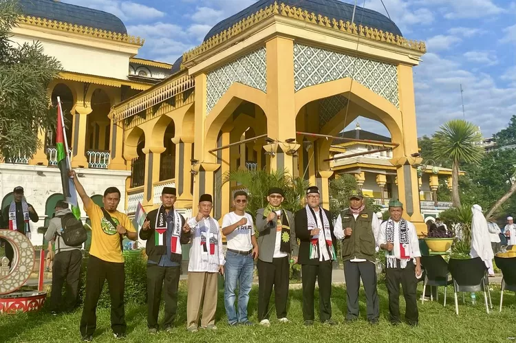 Ketua Umum PERSIS Ustaz Dr. Jeje Zaenudin bersama Tasykil PP Persatuan Islam 