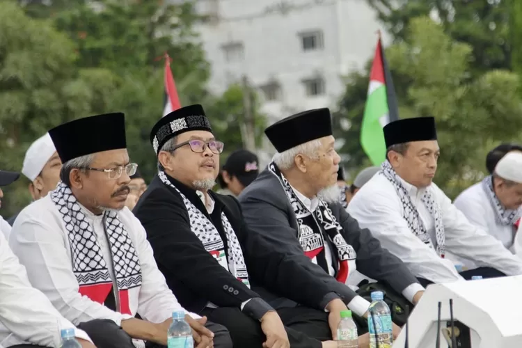 Ketua Umum PERSIS Ustaz Dr. Jeje Zaenudin bersama KH. Dr. Bachtiar Nasir serta Ulama dan Tokoh se Sumatera Utara Hadiri Aksi Bela Palestina di istana Maiumun, Medan