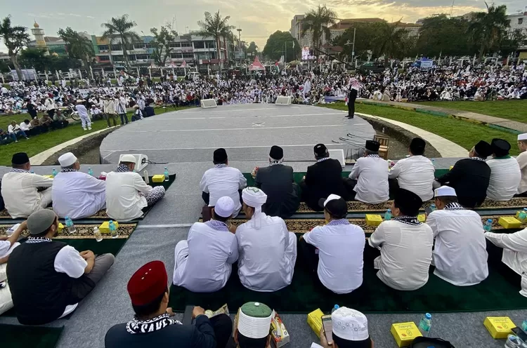 Ketua Umum PERSIS Ustaz Dr. Jeje Zaenudin bersama KH. Dr. Bachtiar Nasir serta Ulama dan Tokoh se Sumatera Utara Hadiri Aksi Bela Palestina di istana Maiumun, Medan - Foto: Henry Lukmanul Hakim