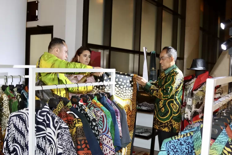 Pemilik MASKAS Batik Sukasno (tengah) ketika di Pameran Batik in Algiers 2023 - Foto: Dok Pribadi