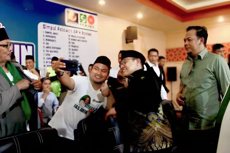 Cak Imin Tetap Setia Dan Selalu Tersenyum Layani Selfie Relawannya - Foto: Henry Lukmanul Hakim