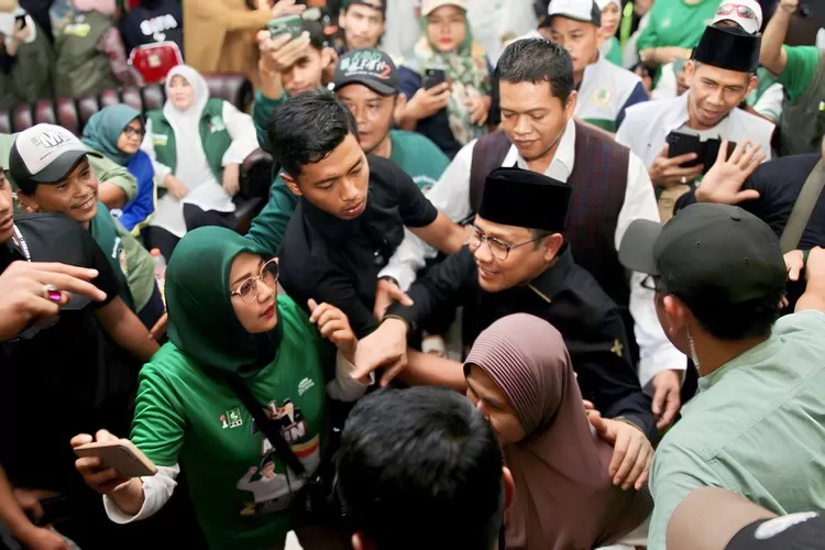 Cak Imin Tetap Setia Dan Selalu Tersenyum Layani Selfie Relawannya - Foto: Henry Lukmanul Hakim