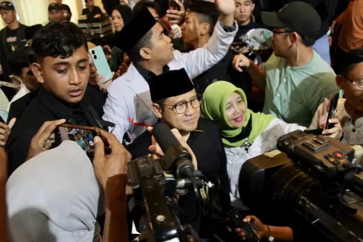 Cak Imin Tetap Setia Dan Selalu Tersenyum Layani Selfie Relawannya - Foto: Henry Lukmanul Hakim