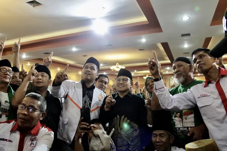 Cak Imin Tetap Setia Dan Selalu Tersenyum Layani Selfie Relawannya - Foto: Henry Lukmanul Hakim