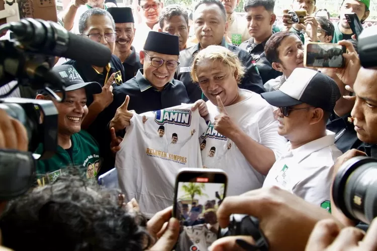Cak Imin Tetap Setia Dan Selalu Tersenyum Layani Selfie Relawannya - Foto: Henry Lukmanul Hakim