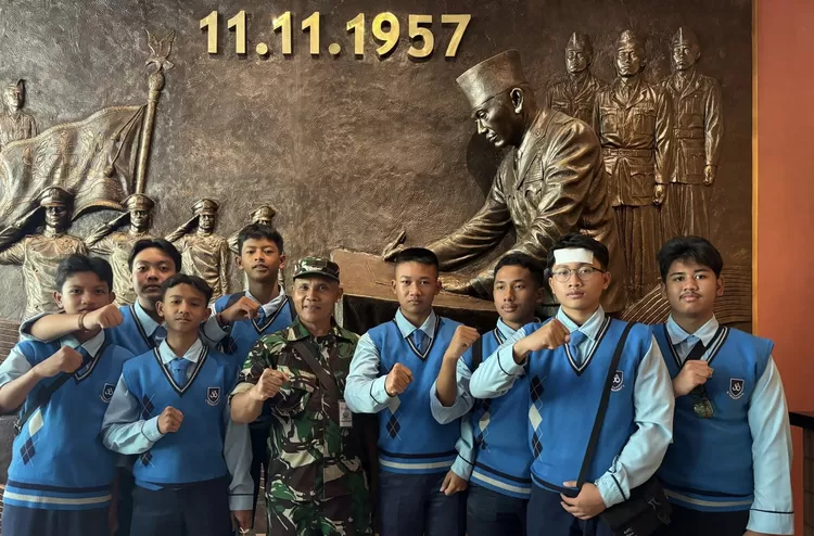 Rihlah Ilmiah SMP PCI Kunjungi Akademi Militer 