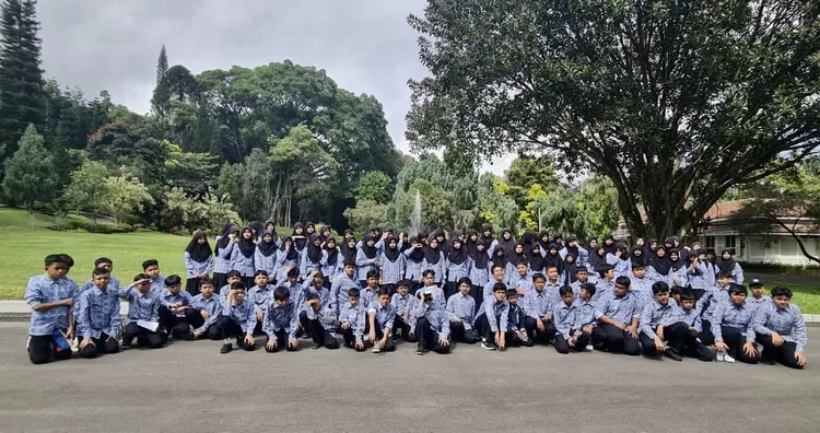 Siswa SMP Prima Cendekia Islami di Istana Kepresidenan Cipanas 