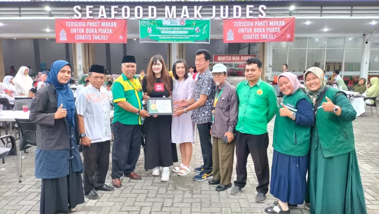 penyerahan Sertifikat piagam penghargaan dari LAZ Persis Sumatera Utara kepada Owner Seafood Mak Judes Ibu Alisan - Foto: Istimewa
