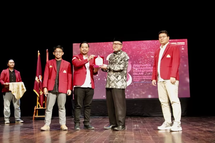 Ketum Hima Persis Ilham Nur Hidayatullah SH memberikan plakat kepada Ketum PP Persis Ustaz Dr. Jeje Zaenudin - Foto: Henry Lukmanul Hakim