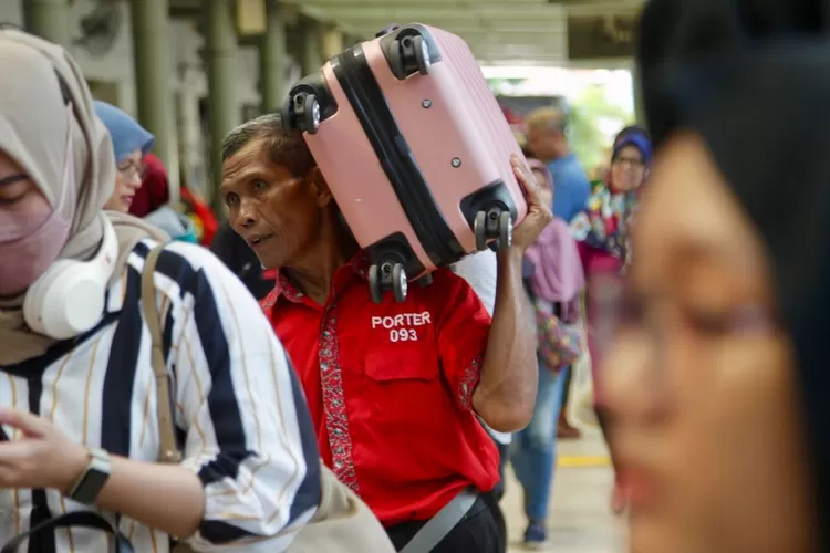 Porter sedang membawakan barang penumpang di Stasiun Pasar Senen, Jakarta - Foto: Henry Lukmanul Hakim