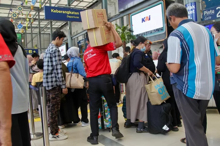 Porter sedang membawakan barang penumpang di Stasiun Pasar Senen, Jakarta - Foto: Henry Lukmanul Hakim