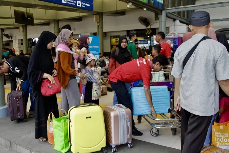 Porter sedang membawakan barang penumpang di Stasiun Pasar Senen, Jakarta - Foto: Henry Lukmanul Hakim