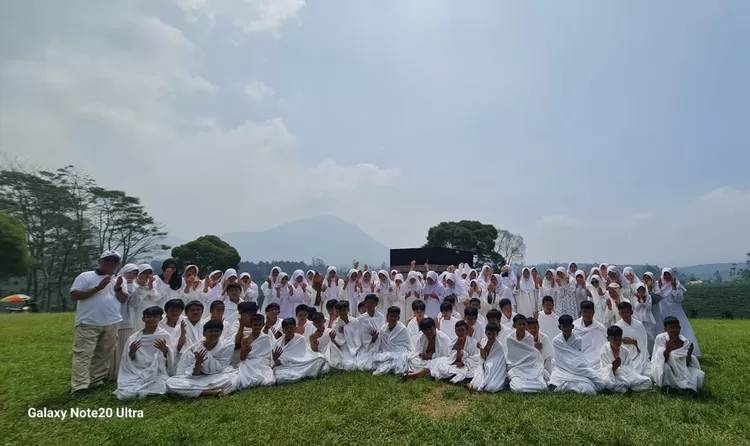 Foto bersama usai manasik haji