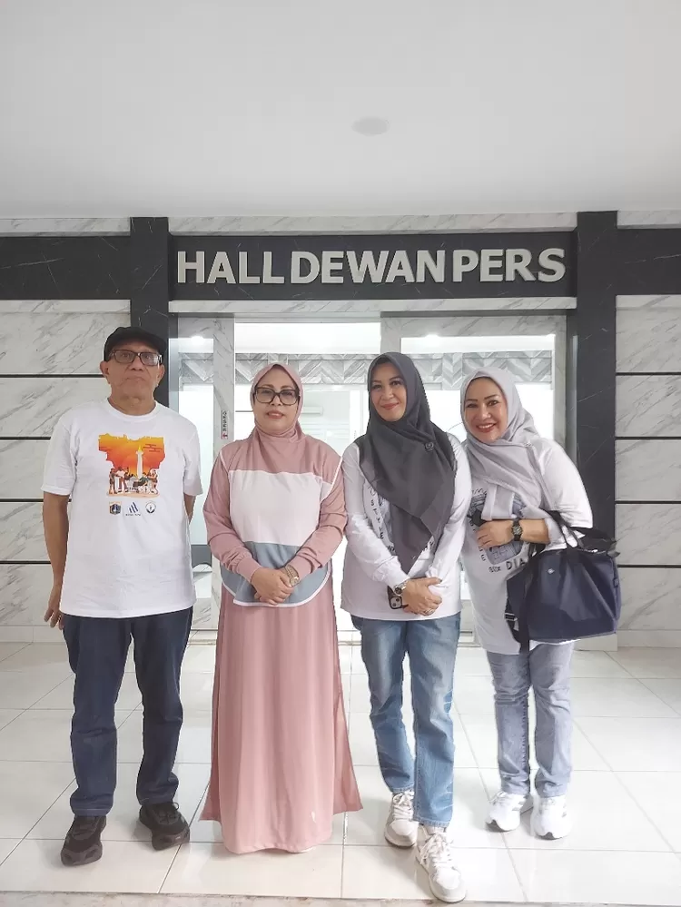 Putri Wapres Ma'ruf Amin diapit Ketua PWI, Ketua IKWI dan Sekjen IKWI