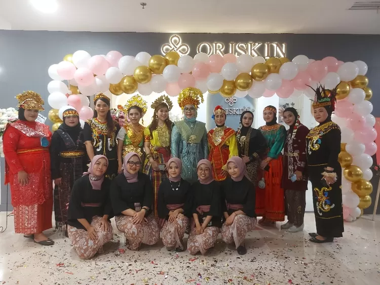 Staf Oriskin Revo Mall Bekasi menggunakan Pakaian Tradisional