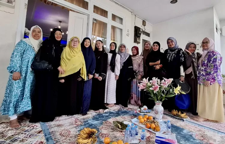 Keluarga dan kerabat almarhumah Hj. Yulis Praptiningsih - Foto: Henri Lukmanul Hakim