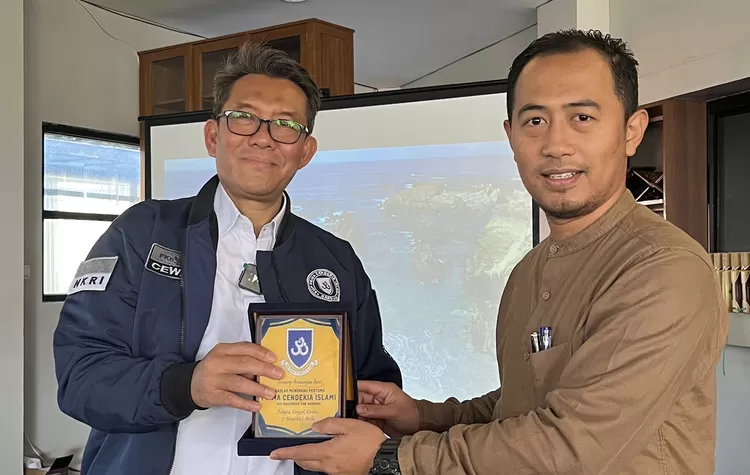 Kepala SMP PCI Beny Saputro, M.Pd, memberikan plakat kepada Guru Besar UPI Prof. Cecep Darmawan - Foto: Istimewa