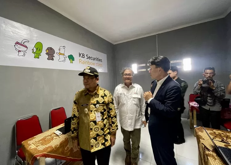 Melihat ruangan yang sudah selesai diperbaiki - Foto: Henri Lukmanul Hakim