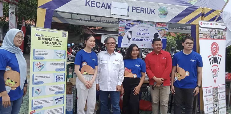 Foto bersama dengan Ketua PMI Kota Tangerang, Oman Jumansyah - Foto: Istimewa