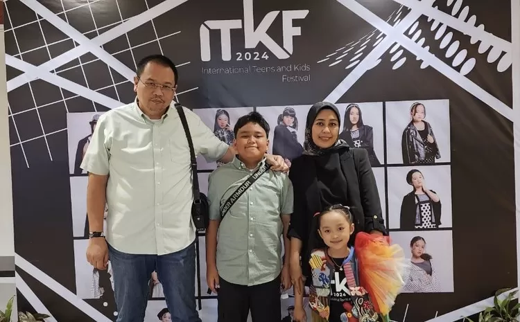 Aisyah bersama Papih Taufik Ismail, Mamih Ira Sutiara dan Aa tercinta Reihan Prasetjio usai manggung di ITKF - Foto: Dokumen Pribadi
