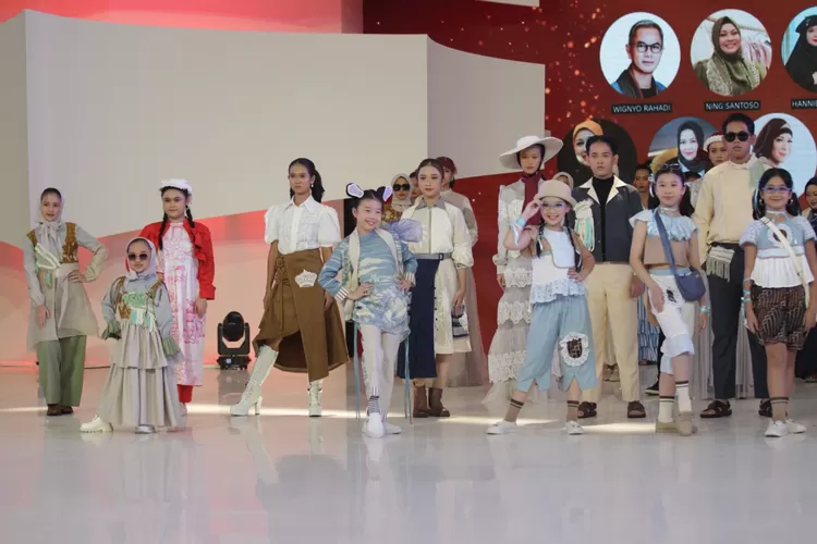 Aisyah bersama para modelling yang tampil di Indonesia Fashion Chamber (IFC) 2024 - Foto: Henri Lukmanul Hakim