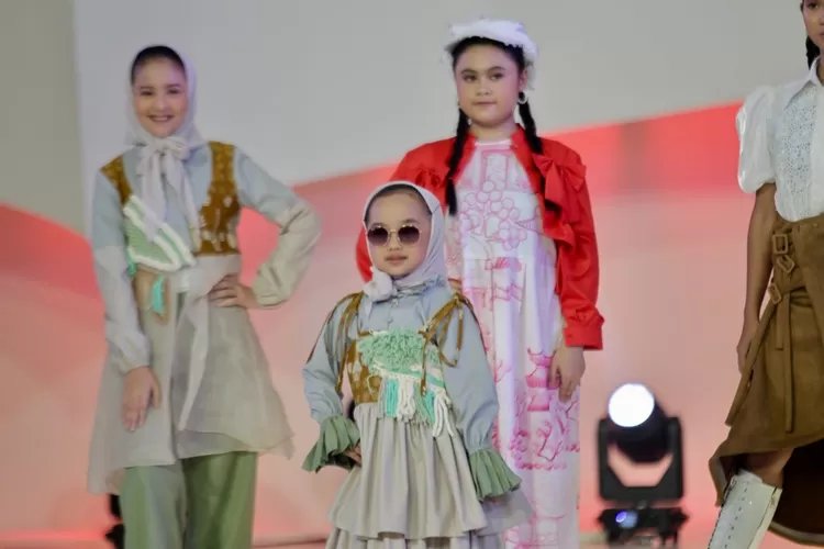 Aisyah Zahira Putri Ismail ketika mengkuti fashion show di Senayan City dengan menggunakan busana perancang mode Chaera Lee, 22 September 2024 - Foto: Henri Lukmanul Hakim 