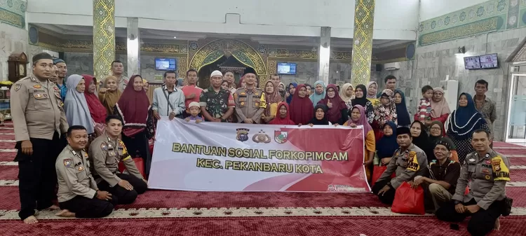 Polsek Pekanbaru Kota foto bersama dengan masyarakat - Foto: Istimewa