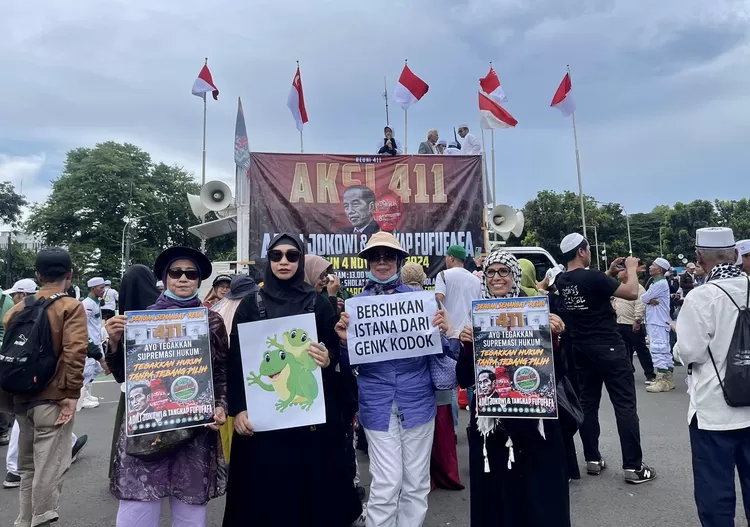 Peserta aksi reuni 411 membawa poster bergambar kodok dan adili Jokowi dan tangkap Fufufafa - Foto: Henri Lukmanul Hakim
