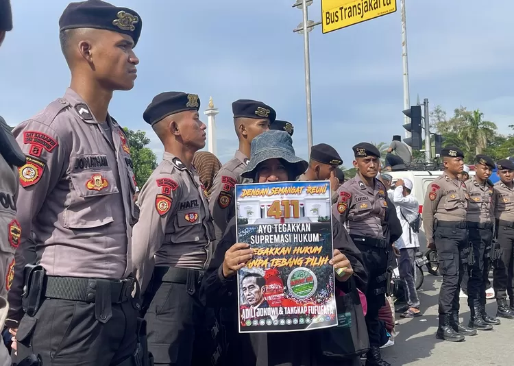Peserta aksi reuni 411 membawa poster bergambar kodok dan adili Jokowi dan tangkap Fufufafa - Foto: Henri Lukmanul Hakim