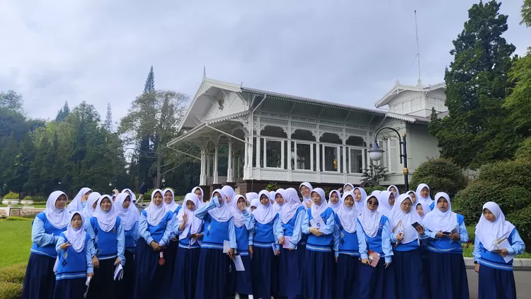 Foto bersama didepan Istana Kepresidenan Cipanas 
