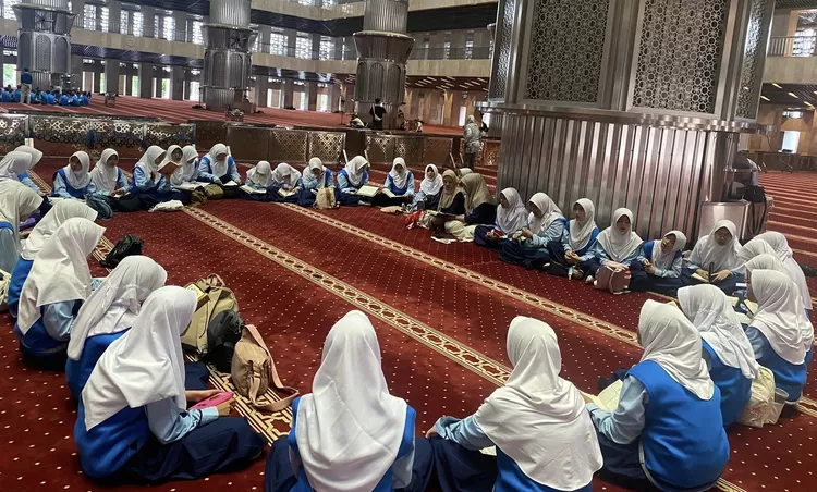 Siswai SMP Prima Cendekia Islami (PCI) memabaca Al Quran di Masjid Istiqlal, Jakarta - Foto: Istimewa