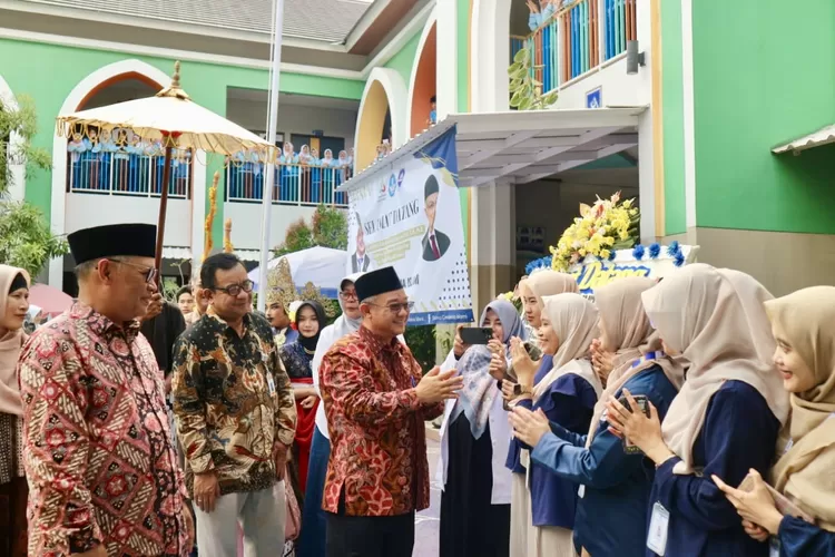 Mendikdasmen Abdul Mu'ti menyalami siswa dan civitas SMP Prima Cendekia Islami 
