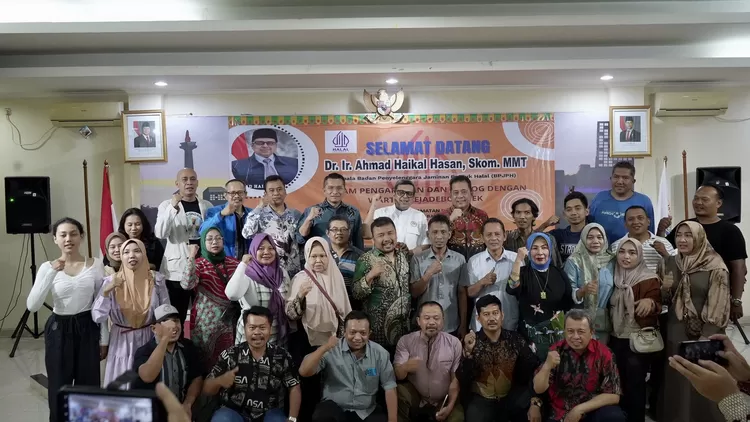 Kepala BPJPH Babe Haikal berfoto bersama dengan pengusaha Warung Tegal - Foto: Istimewa