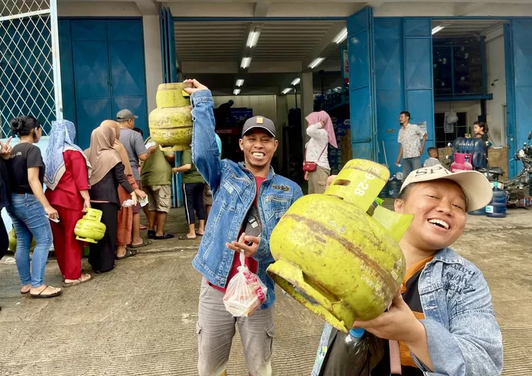 Sejumlah warga antre untuk membeli gas elpiji 3 kilogram di agen gas  Perumnas 1, Cibodas, Kota Tangerang, Selasa (4/2/2025) - Foto: Henri Lukmanul Hakim