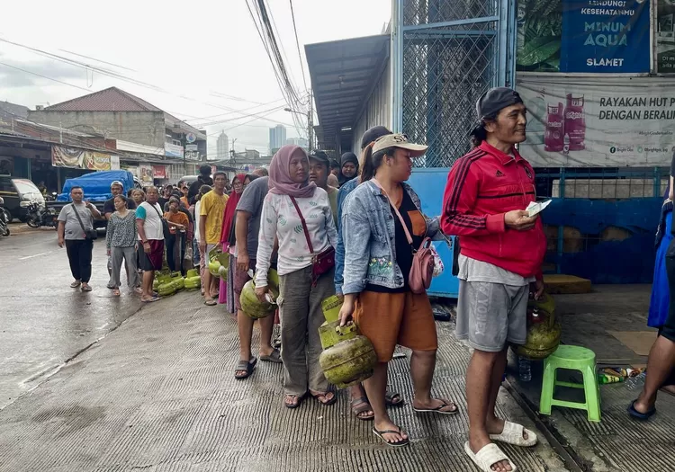 Sejumlah warga antre untuk membeli gas elpiji 3 kilogram di agen gas  Perumnas 1, Cibodas, Kota Tangerang, Selasa (4/2/2025) - Foto: Henri Lukmanul Hakim