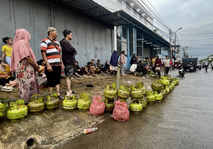 Sejumlah warga antre untuk membeli gas elpiji 3 kilogram di agen gas  Perumnas 1, Cibodas, Kota Tangerang, Selasa (4/2/2025) - Foto: Henri Lukmanul Hakim