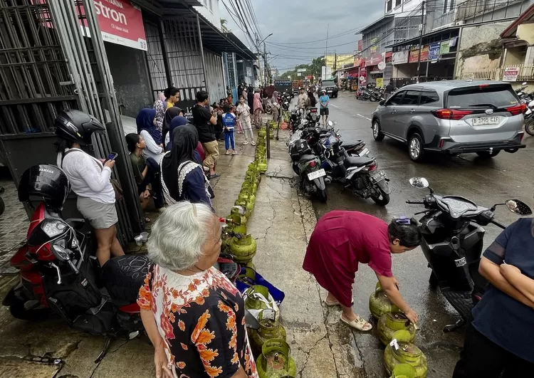 Sejumlah warga antre untuk membeli gas elpiji 3 kilogram di agen gas  Perumnas 1, Cibodas, Kota Tangerang, Selasa (4/2/2025) - Foto: Henri Lukmanul Hakim