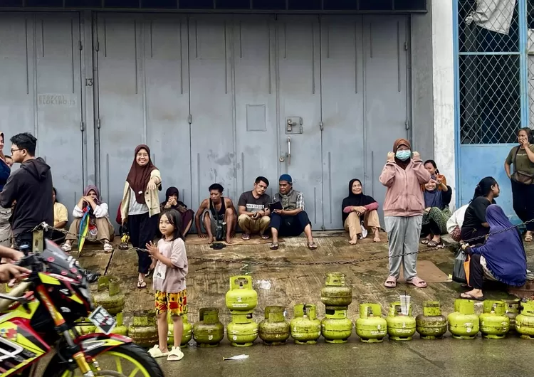 Sejumlah warga antre untuk membeli gas elpiji 3 kilogram di agen gas  Perumnas 1, Cibodas, Kota Tangerang, Selasa (4/2/2025) - Foto: Henri Lukmanul Hakim